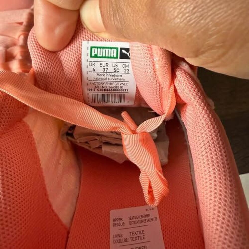 NEW IN BOX Puma Velour Sneakers Girls size 5 - Picture 8 of 8